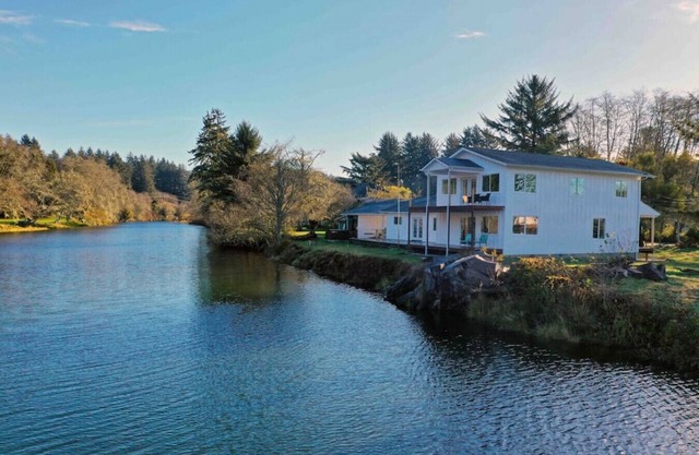 Beach Farmhouse on the River + Hot Tub