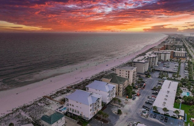 Beach Front 8 BR 6 BA + Pool & Hot Tub + Pickleball Fun