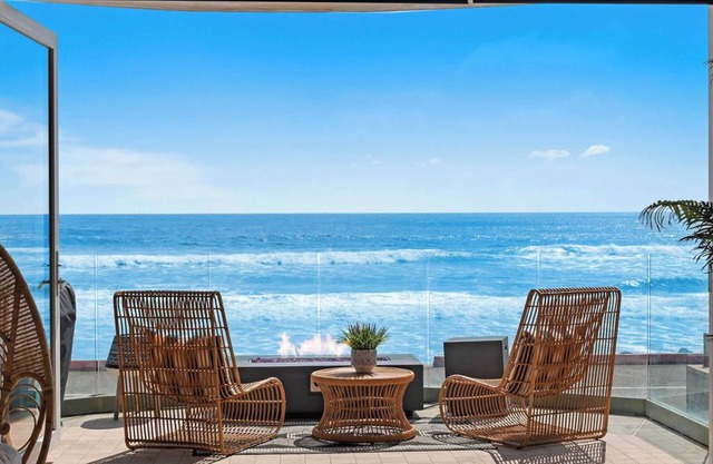 BEACH FRONT BOHO DREAM. Walk to Everything -Great for large Parties LOWER UNIT