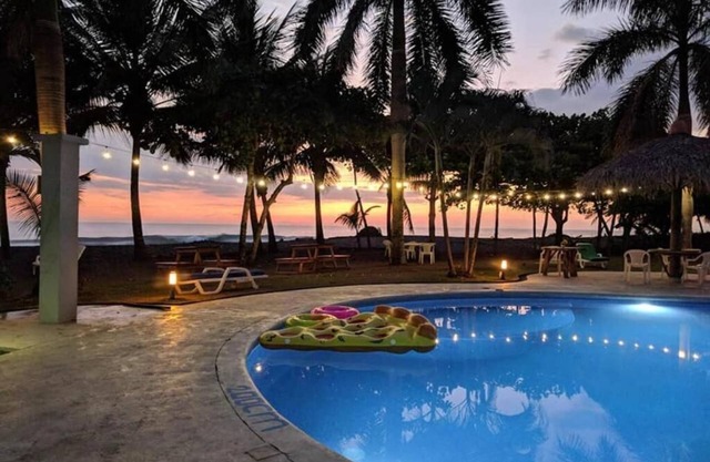 Beach Front! Perfect For Weddings, Bachelor Parties, Retreats or Family Reunions