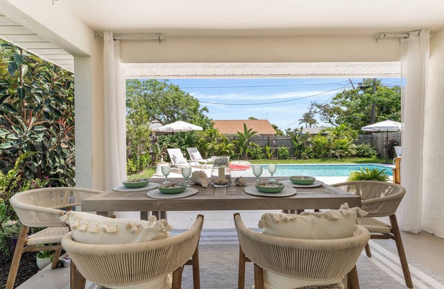 Beach Hideaway/Heated Salt pool/2Bikes/3 Bd 2 Bath/BBQ