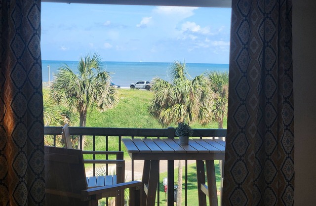 Beach Hideaway, Ocean views, King bed, Dogs OK