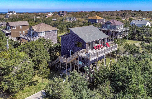 Beach home near the ocean w/sunny deck, washer/dryer, and central A/C