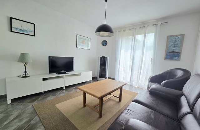 Beach house for 4, pets allowed, WiFi, parking