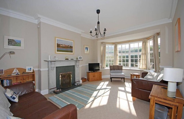 BEACH HOUSE (ALNMOUTH), pet friendly, with open fire in Alnmouth