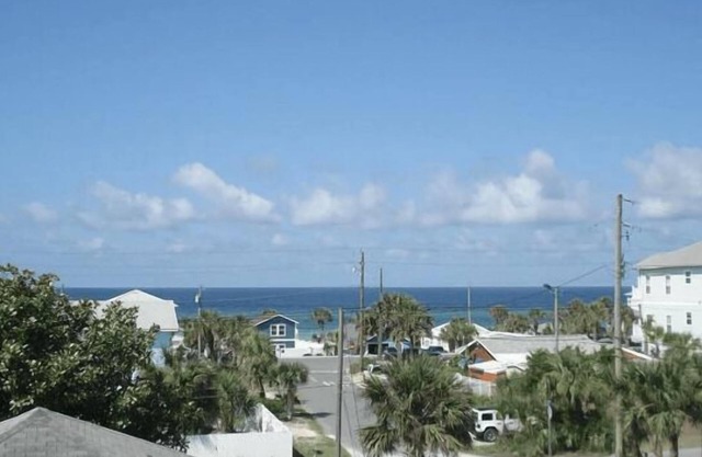 Beach House! Spacious 4BR Retreat, Steps to Beach, Gulf Views & Viewing Deck!