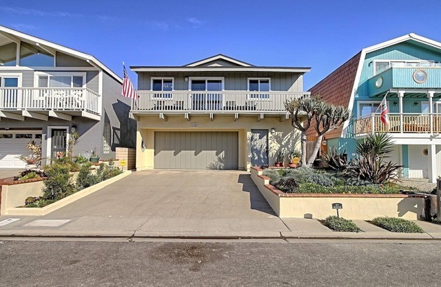Beach House Steps from the Beach. Jacuzzi Tub