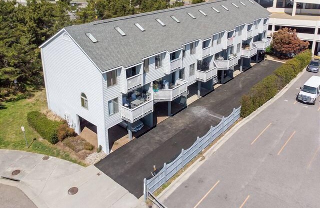 Beach is across the street - 3BR, 3.5 BA Contemporary Condo