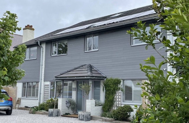 BEACH LIFE! Big, spacious house with ice bath, 2 mins to beach.