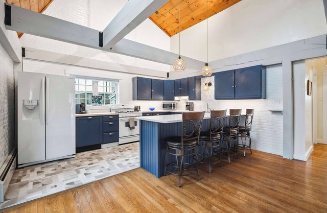 Beach Plum Cottage | Steps to Beach | Loft