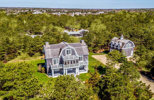 Beach Plum Meadows: Exquisite Katama Luxury Home Near South Beach
