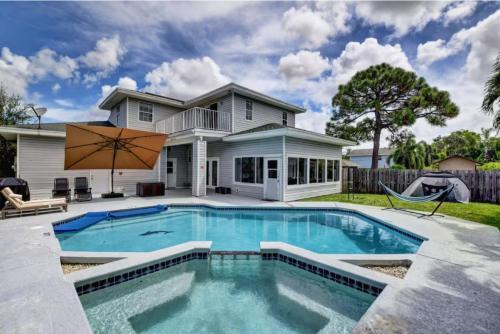 Beach Proximity Family Getaway Private Pool, Jacuzzi, Mini-Golf and Entertainment