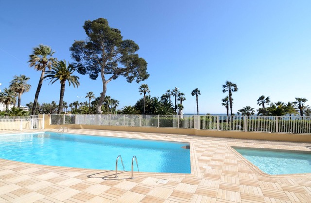 Beach, shops and nautical club on foot - Swimming pool