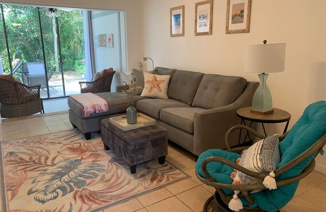 Beach side condo - Pool - Pickleball - Tennis - Gym - Full equip