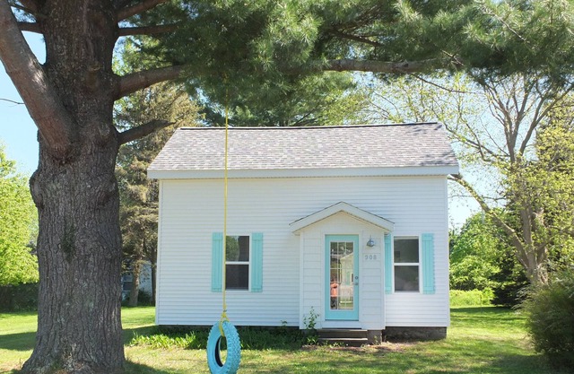 Beach Town Escape - COMPLETELY RENOVATED AND GORGEOUS! WALK TO LAKE AND BEACH!