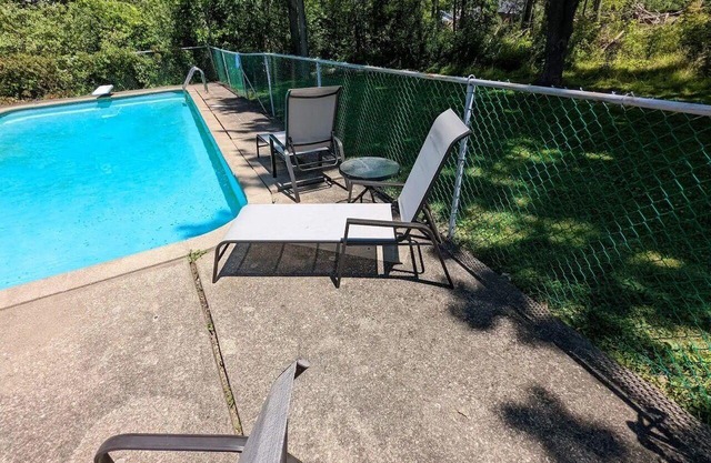 Beach & Trail Escape on Edgemere-Quiet Family Home