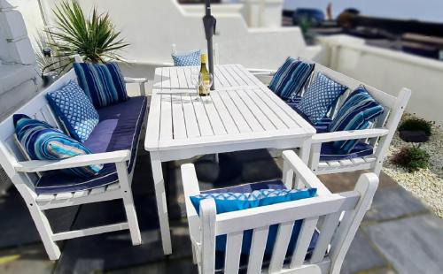 Beach View, A Stunning 4 Bedroom House Opposite The Sea! Sleeps 10! Families, Friends, Contractors and Pets Welcome!