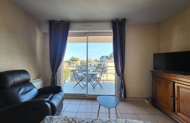 Beachfront Getaway: Cozy Apartment for 2, Close to Shops & Attractions