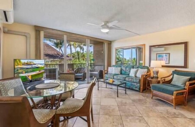 Beachfront 1 bedroom 2 bathroom condo, ocean view from private lanain