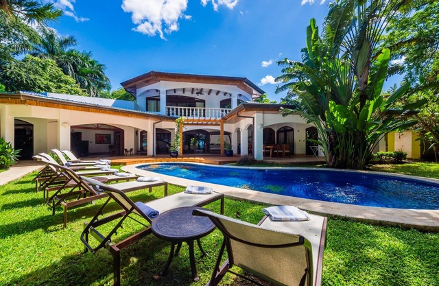 Beachfront 10BR Luxury Villa in Tamarindo – Walk to Town & Surf