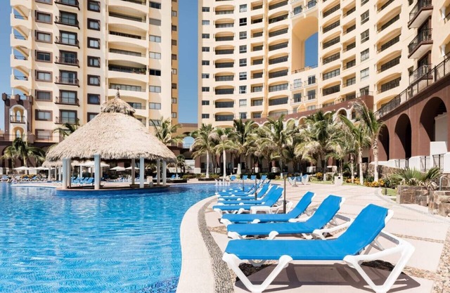 BEACHFRONT 2 BEDROOM CONDO IN LAS GAVIAS RESORT - Sleeps 6