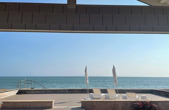 Beachfront 3-bedroom house with hot tub in Faria Beach