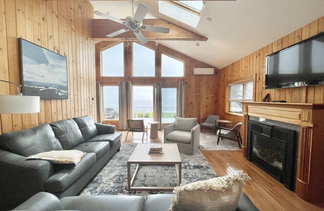 Beachfront 4 BR Spacious House! [Coastal Haven]