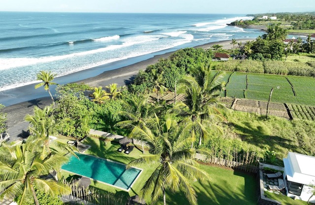 Beachfront 5 Bedrooms Private Pool Villa in Pasut Beach