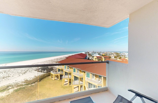 Beachfront, 7th-floor condo with gorgeous Gulf view & pool