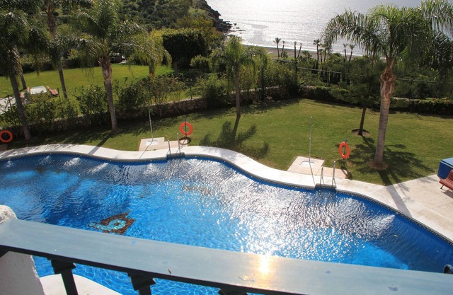 Beachfront apartment, swimming pool with salt water, gardens 2 min walk to the beach.