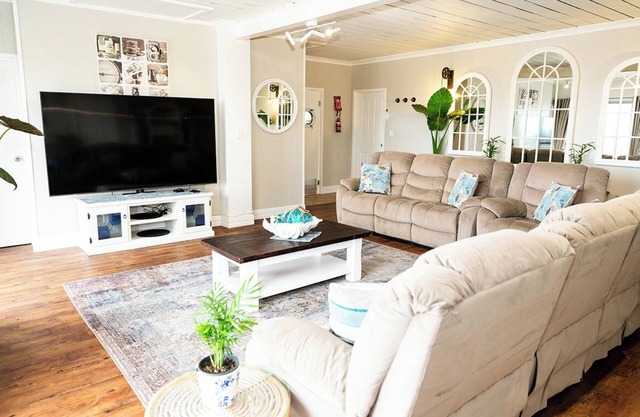 Beachfront apartment with pool & ocean views, 2 mins walk to Beach. Sleeps 7.