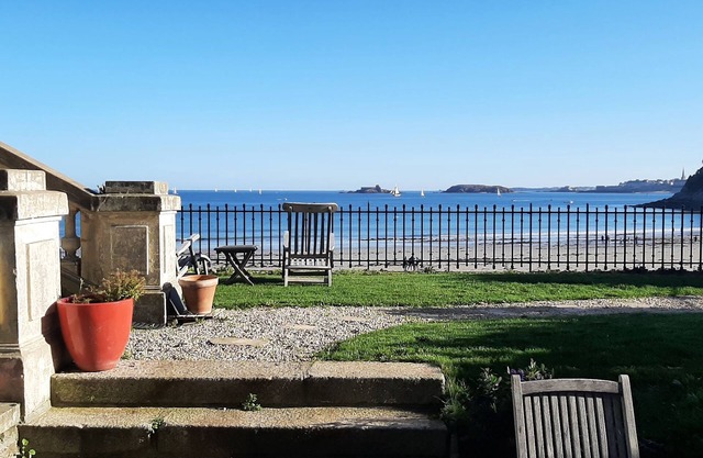 Beachfront - Appart. 4/5pers private garden + parking .center of Dinard
