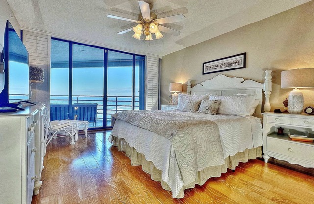 Beachfront Beauty, Amazing Balcony Views, Pool, Hot Tub, Fitness Center, Sauna!