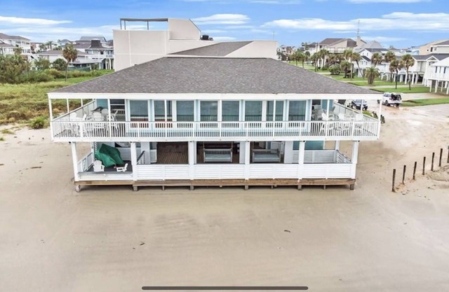 BEACHFRONT - Beautiful home DIRECTLY on the SAND