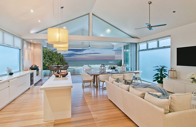 Beachfront Bliss - Absolute Beachfront Palm Beach - Linen Provided