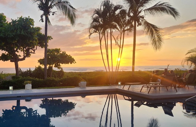 Beachfront, breathtaking ocean views 2beds/2baths condo with ocean-front pool