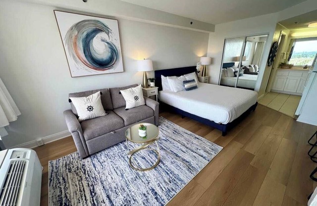 Beachfront - City View - King bed