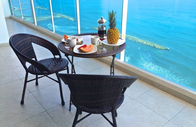 Beachfront Apt With Pool; Fabulous Balcony & Sea Views; Steps To Old City!