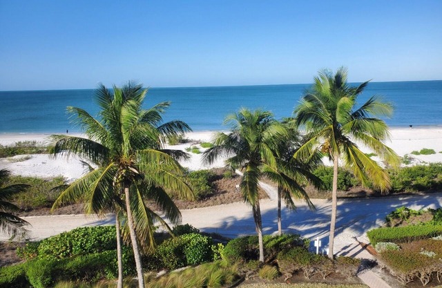 Beachfront Condo 2Bed/2Bath With Pool, Hot Tub, and Private Balcony-Nice Escape
