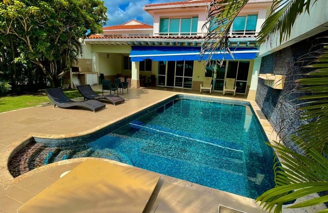 Beachfront cottage with private pool 7