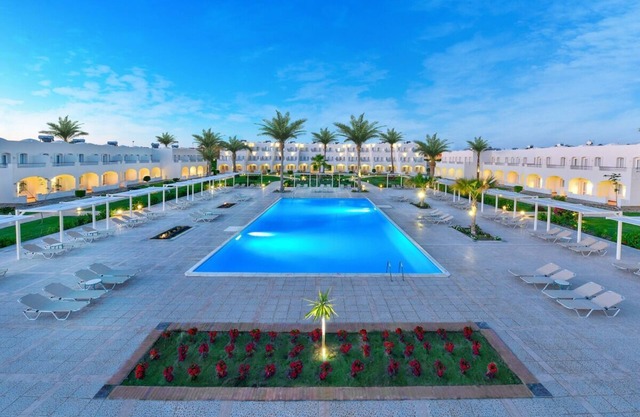 Beachfront Escape + Yoga, Tennis, Water Sports & Live Evening Shows l 3 Rooms