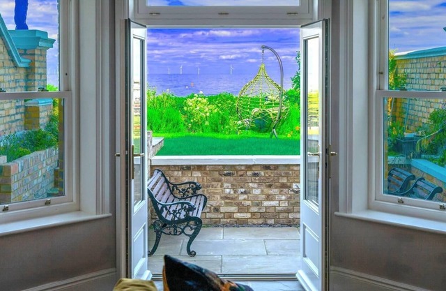 Beachfront Escape & Wow Sea Views, Luxury Retreat