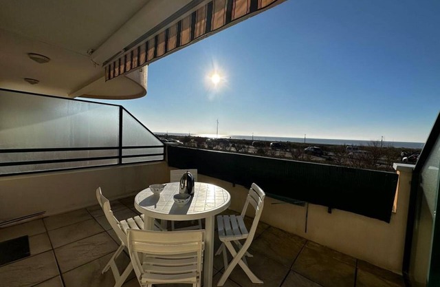 Beachfront Apartment in Notre-Dame-de-Monts - Sleeps 5 - Great Amenities