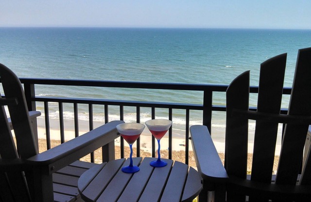 Beachfront fun for 2! Updated, 1 BR, King bed, amazing view, spa shower, CLEAN!