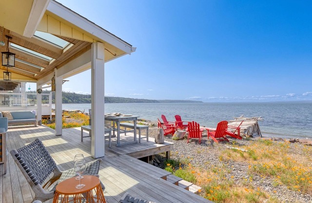 Beachfront getaway with deck, gas grill, firepit and W/D