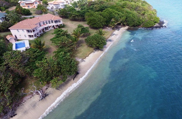 Beachfront Haven - Stunning Villa in Spectacular Setting