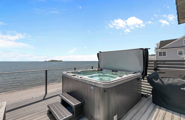 Beachfront Home- Quiet, On The Water In Milford Connecticut