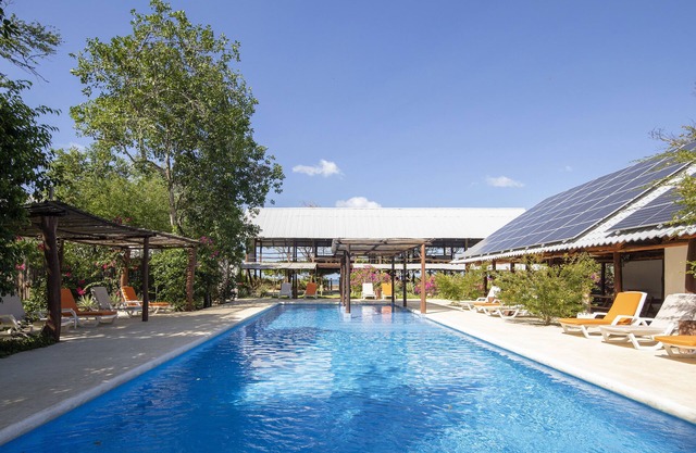 Beachfront House & Pool, 35-meter Oceanfront. Tropical Forest. Surfers' Paradise