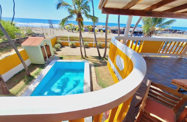 Beachfront House With Pool - Perfect for 12 People