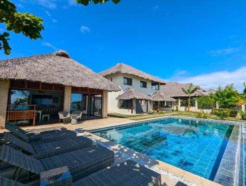 Beachfront Luxury Villa with Infinity Pool